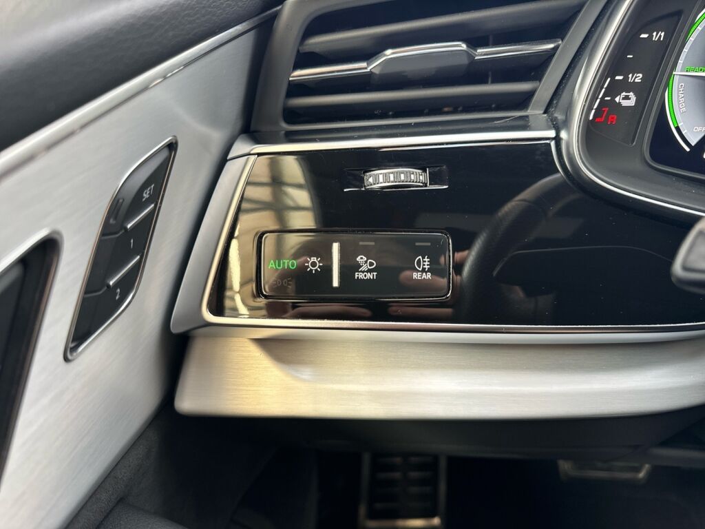 Audi Q8 2021 Musta