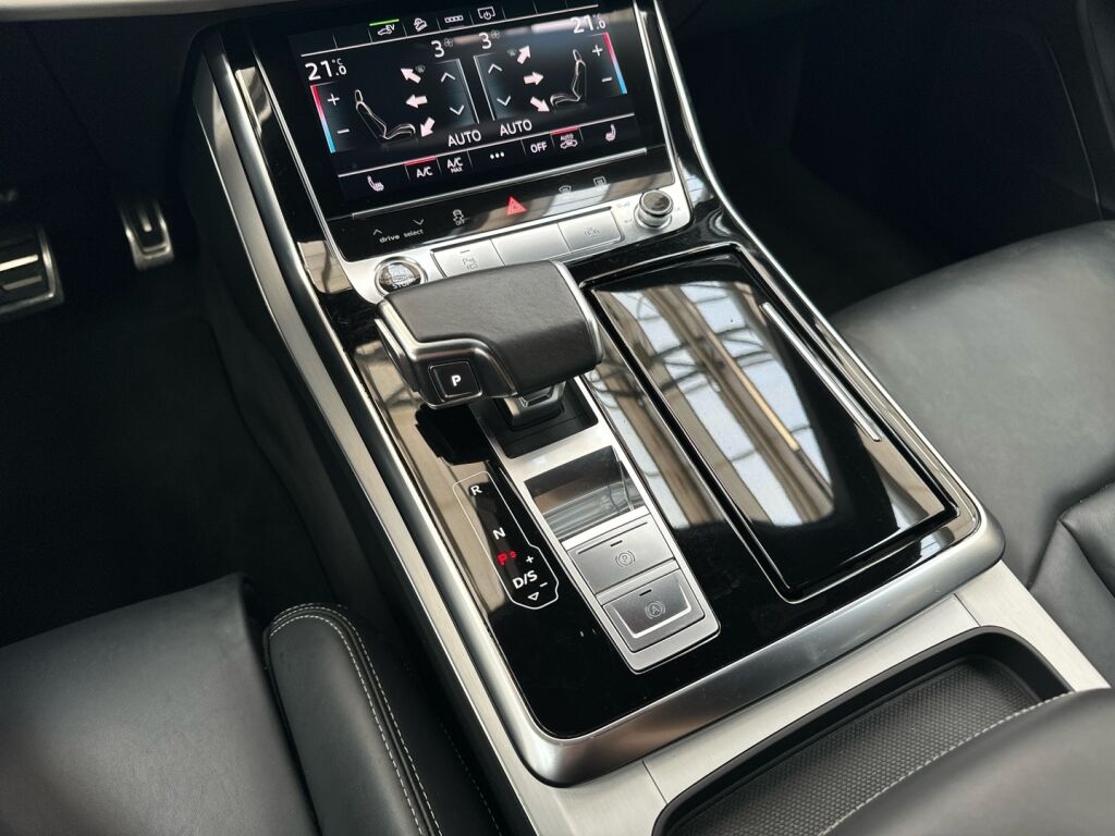 Audi Q8 2021 Musta