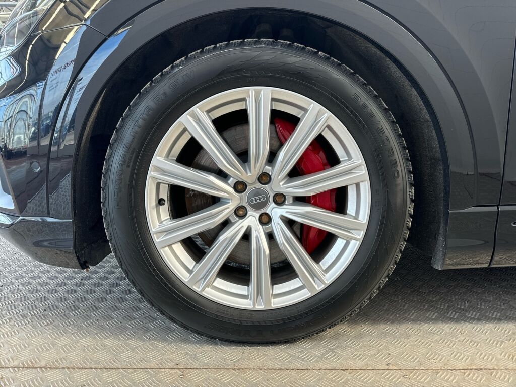 Audi Q8 2021 Musta