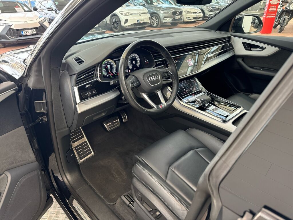 Audi Q8 2021 Musta