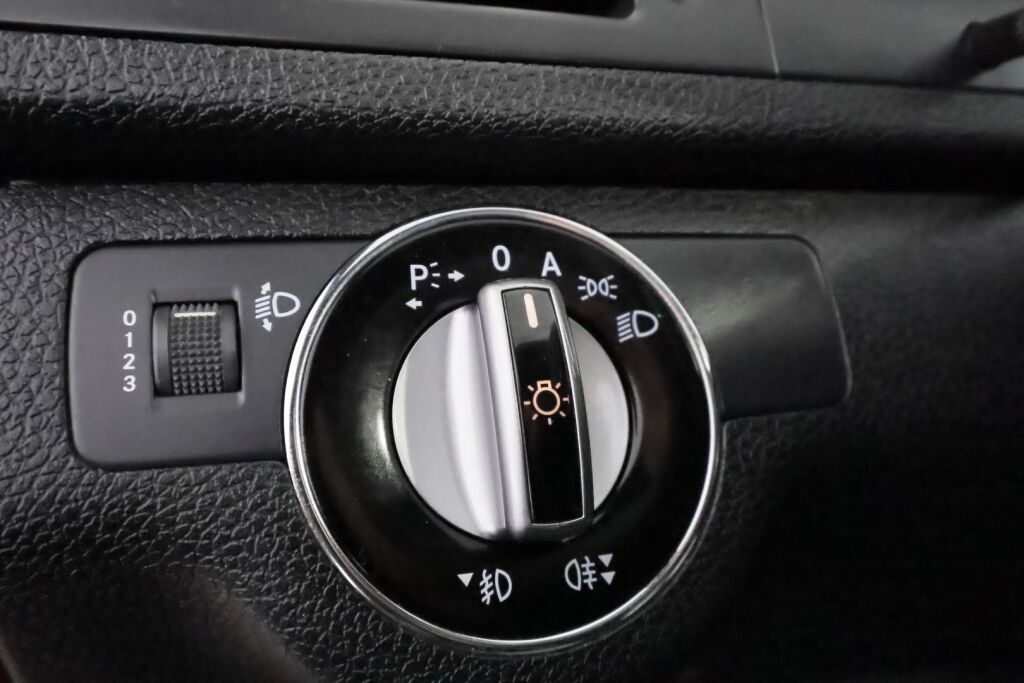 Mercedes-Benz C 2010 Punainen