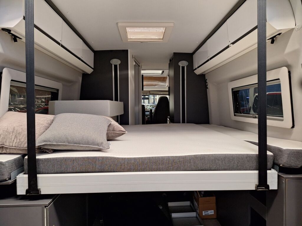 Adria TWIN 640 SGX 2021 Harmaa