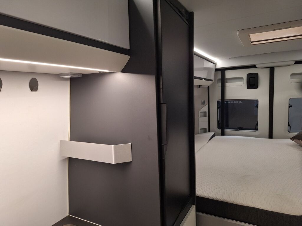 Adria TWIN 640 SGX 2021 Harmaa