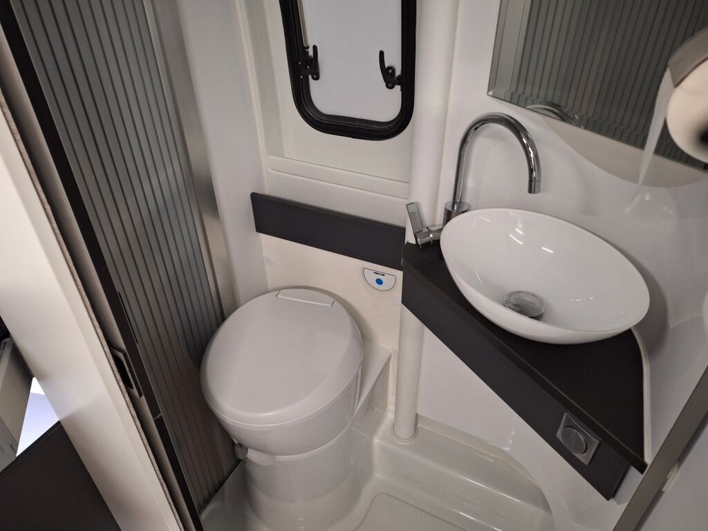 Adria TWIN 640 SGX 2021 Harmaa