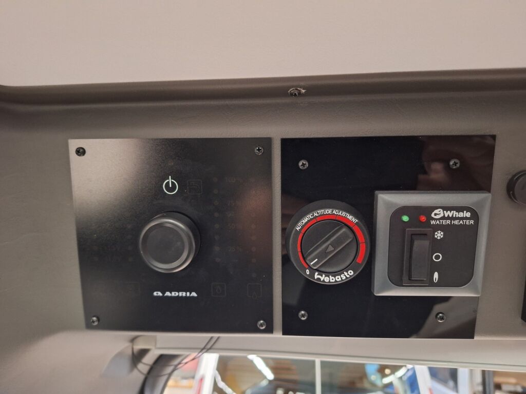 Adria TWIN 640 SGX 2021 Harmaa