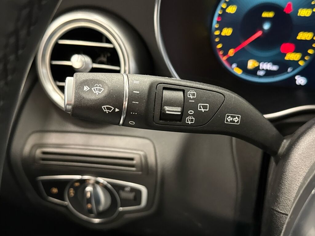 Mercedes-Benz GLC 2021 Musta