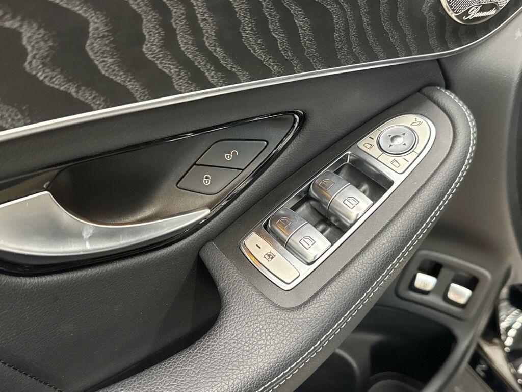 Mercedes-Benz GLC 2021 Musta
