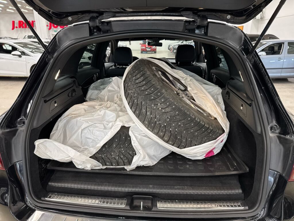 Mercedes-Benz GLC 2021 Musta