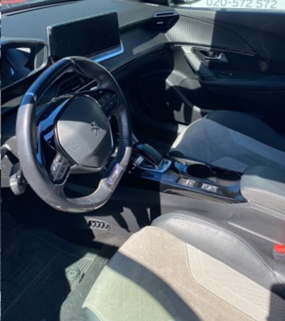 Peugeot e-2008 2021 Musta
