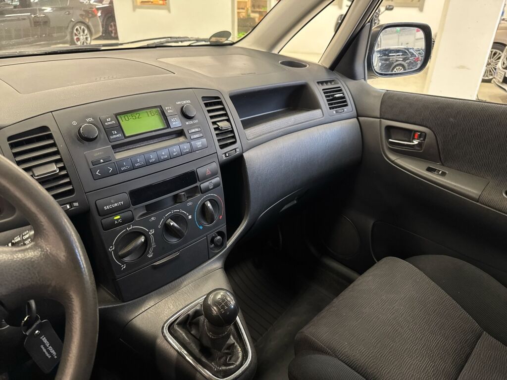Toyota Corolla Verso 2003 Keltainen