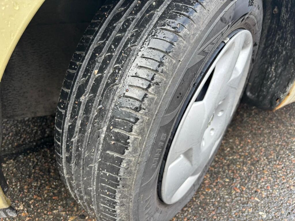 Toyota Corolla Verso 2003 Keltainen