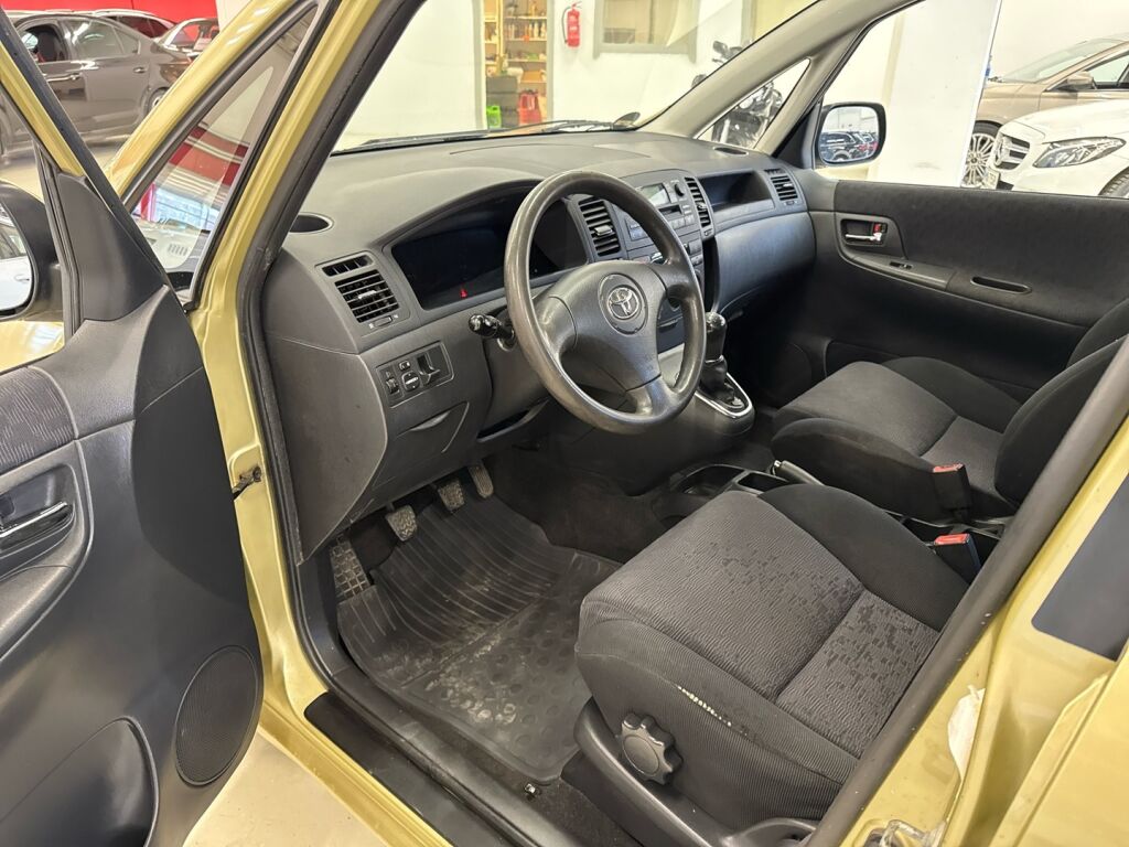 Toyota Corolla Verso 2003 Keltainen