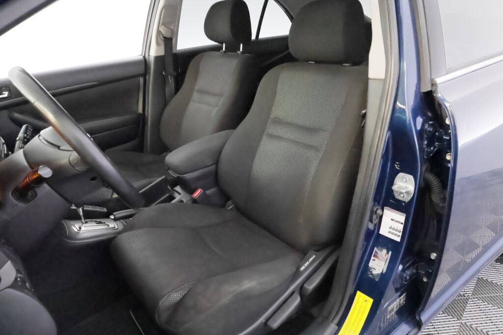 Toyota Avensis 2004 Sininen