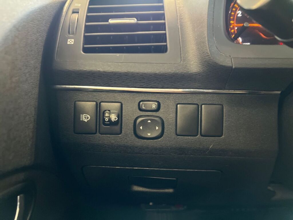 Toyota Avensis 2011 Sininen