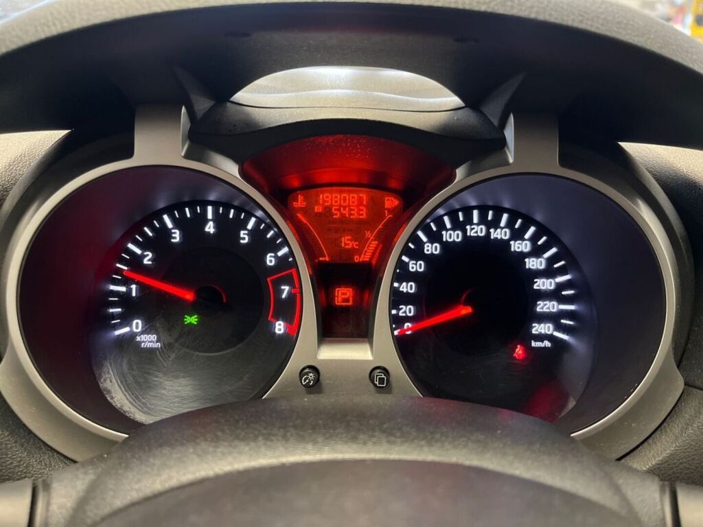 Nissan Juke 2011 Ruskea (beige)