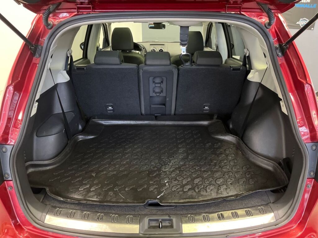 Nissan Qashqai+2 2011 Punainen