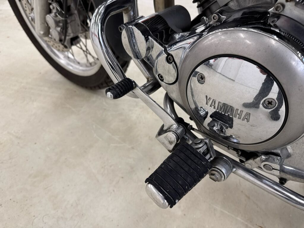 Yamaha XV 1999 PUNAINEN