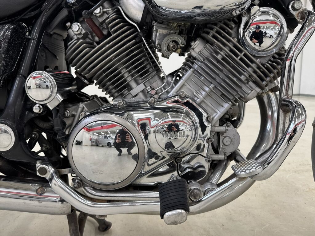 Yamaha XV 1999 PUNAINEN