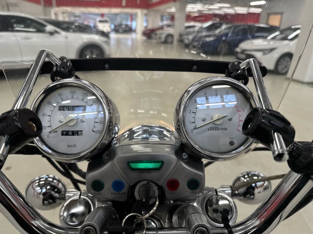 Yamaha XV 1999 PUNAINEN