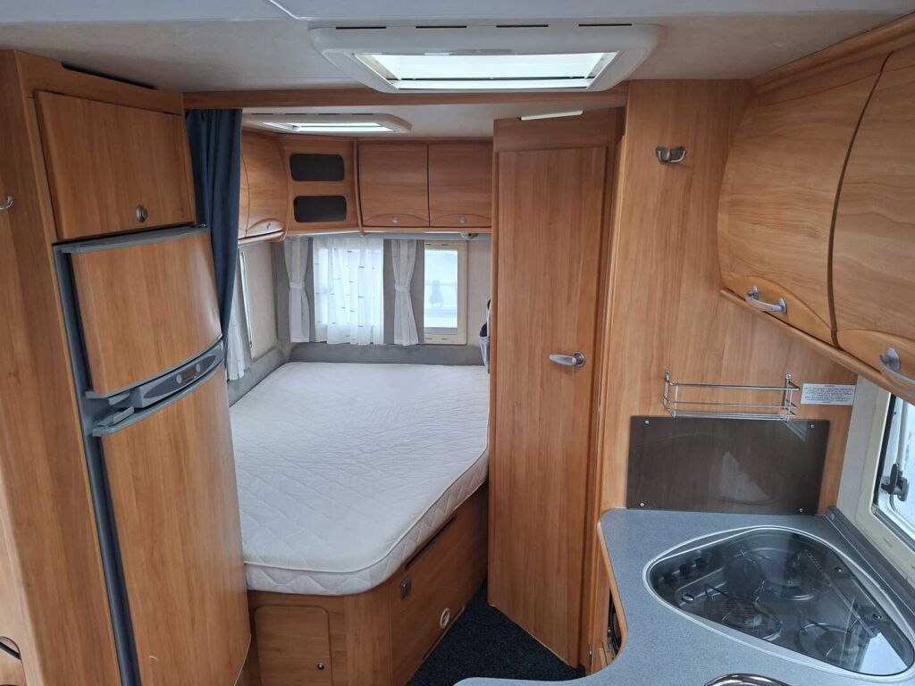 Adria IZOLA S 687 SP 2008 Valkoinen