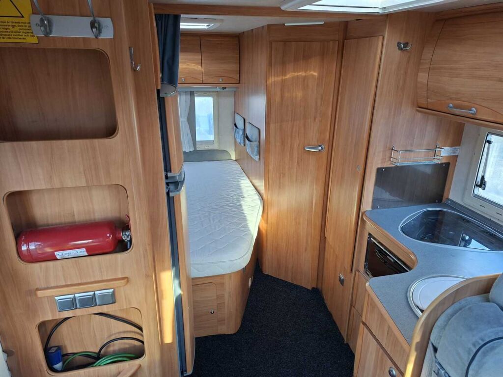 Adria IZOLA S 687 SP 2008 Valkoinen