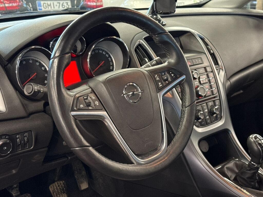 Opel Astra 2013 Punainen
