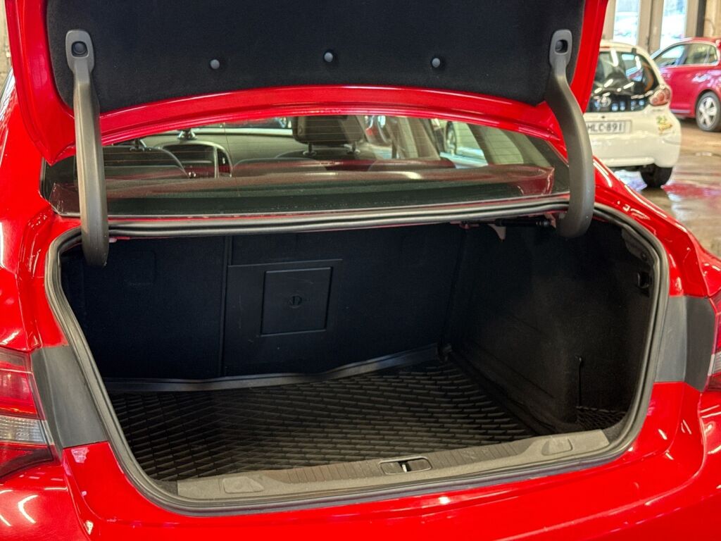 Opel Astra 2013 Punainen