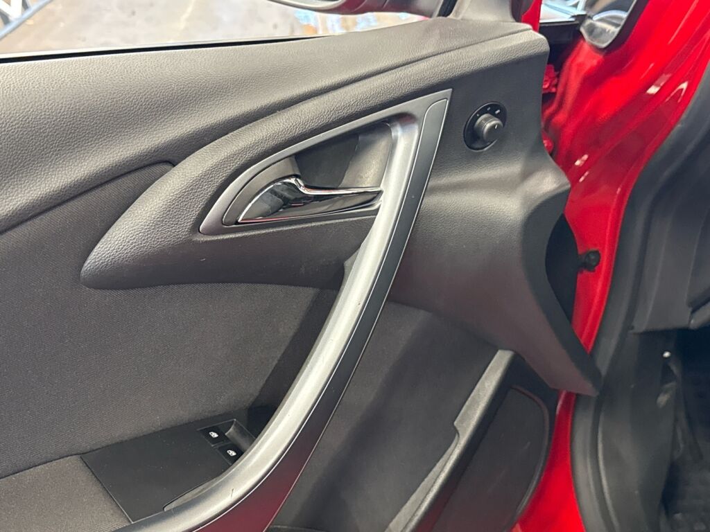 Opel Astra 2013 Punainen