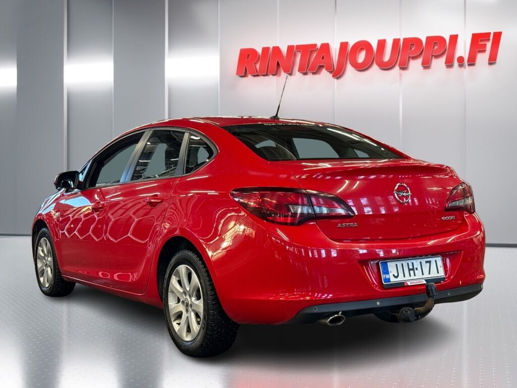 Opel Astra 2013 Punainen