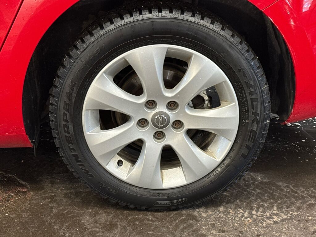 Opel Astra 2013 Punainen