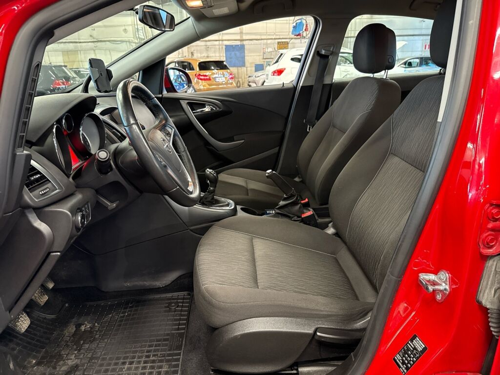 Opel Astra 2013 Punainen