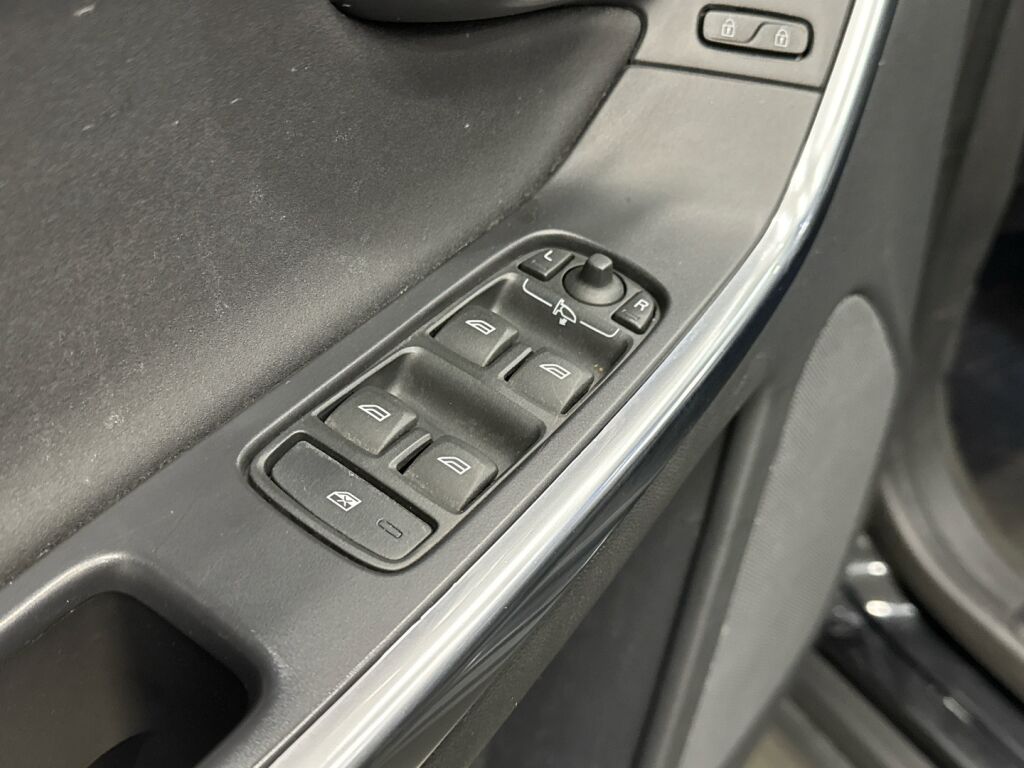 Volvo XC60 2012 Musta