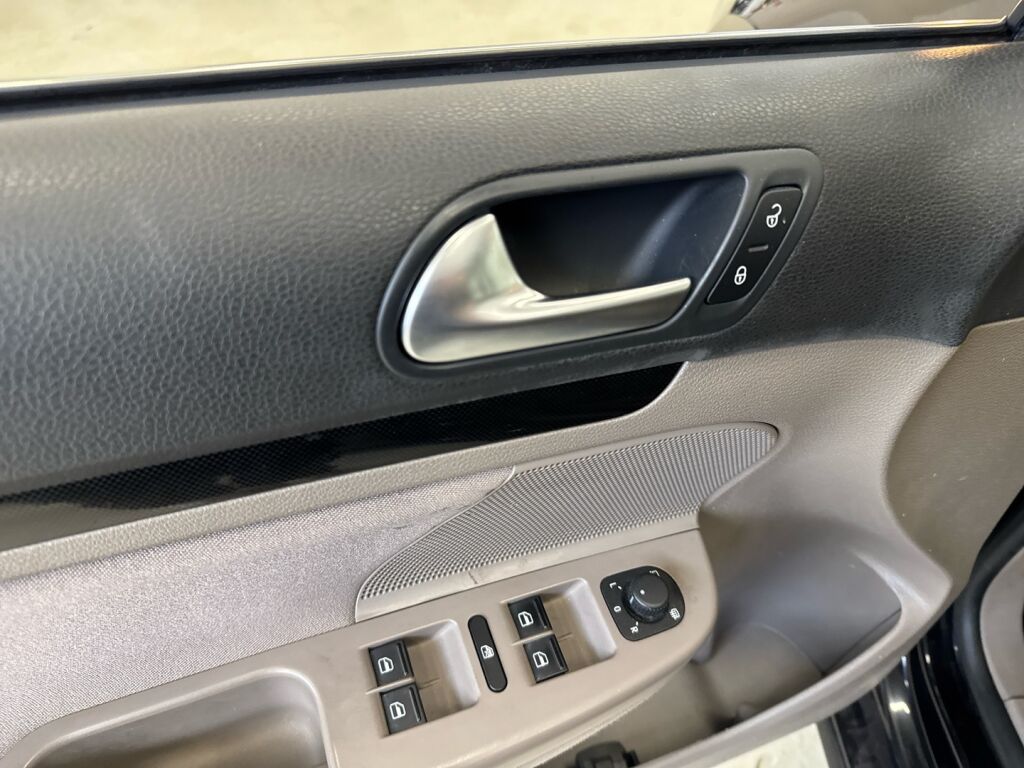 Volkswagen Golf 2013 Musta