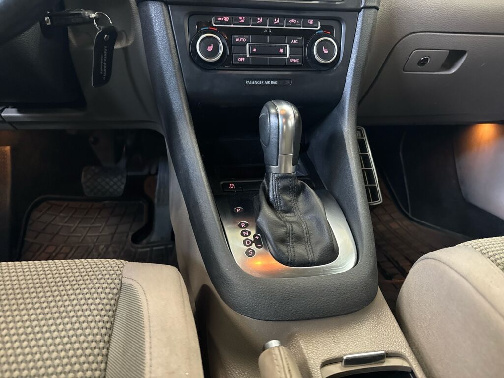 Volkswagen Golf 2013 Musta