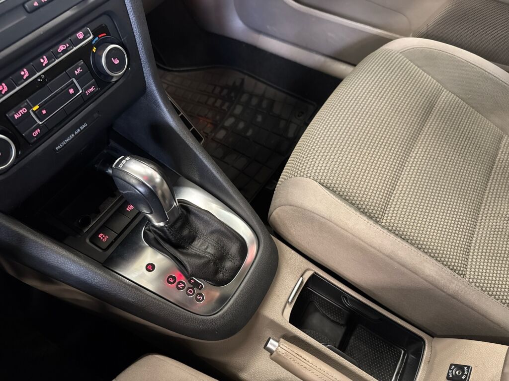 Volkswagen Golf 2013 Musta