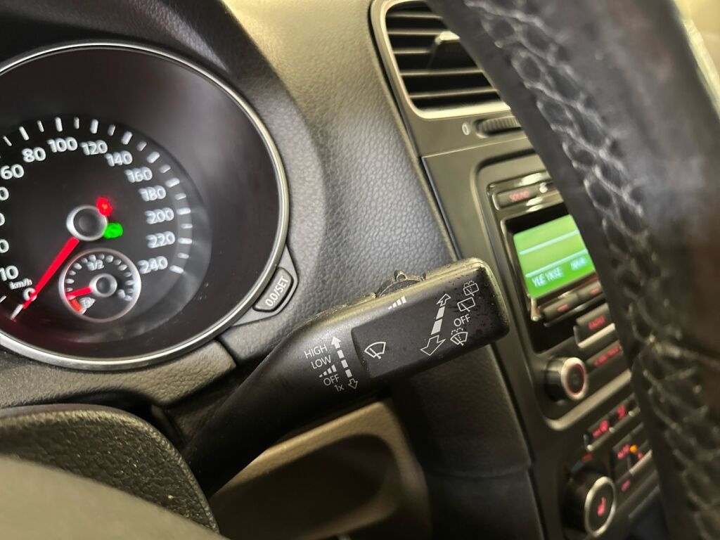 Volkswagen Golf 2013 Musta