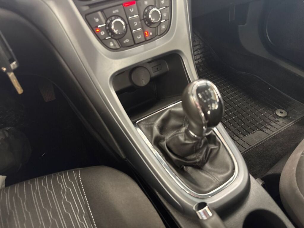 Opel Astra 2013 Valkoinen