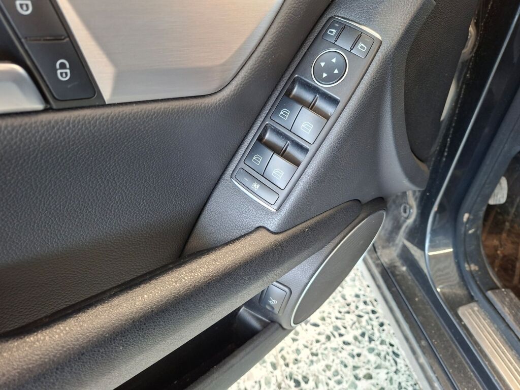 Mercedes-Benz C 2011 Musta