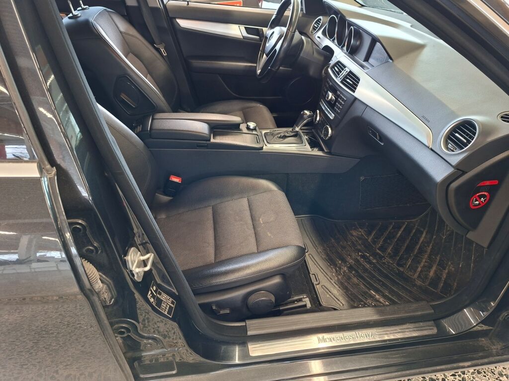 Mercedes-Benz C 2011 Musta