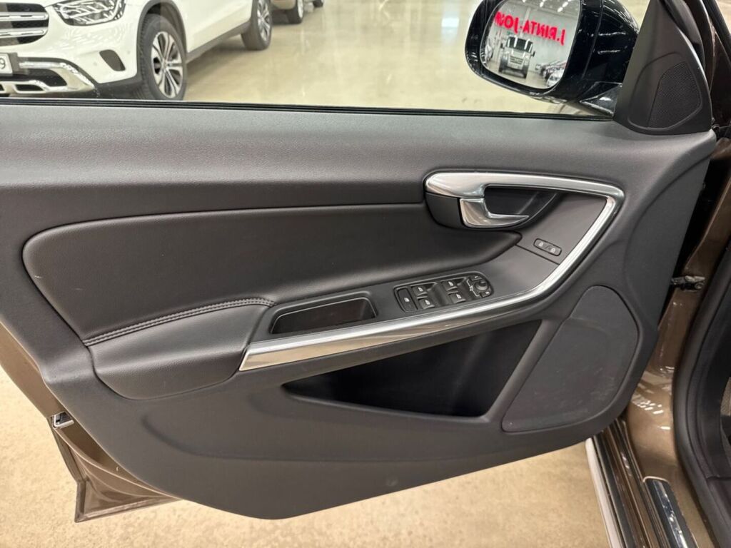 Volvo V60 Cross Country 2016 Ruskea (beige)