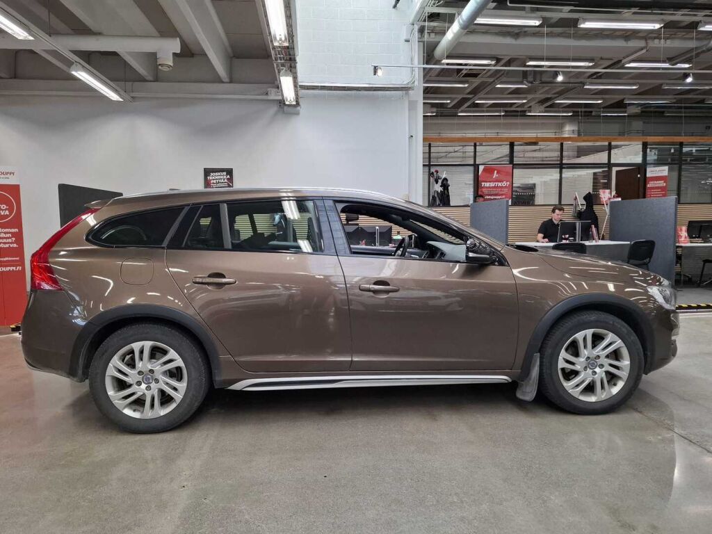 Volvo V60 Cross Country 2016 Ruskea (beige)
