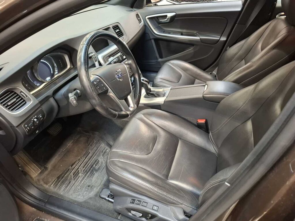 Volvo V60 Cross Country 2016 Ruskea (beige)