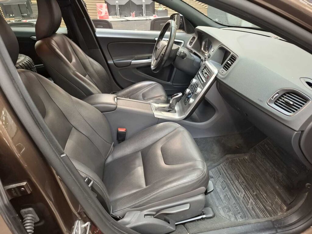 Volvo V60 Cross Country 2016 Ruskea (beige)