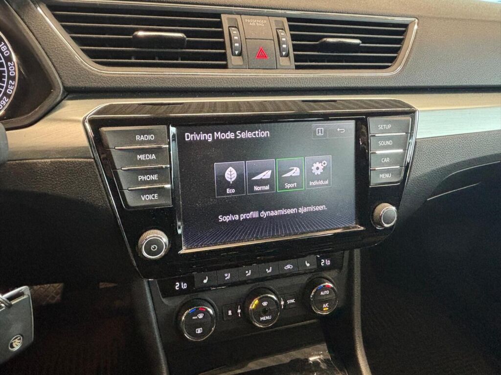 Skoda Superb 2017 Valkoinen