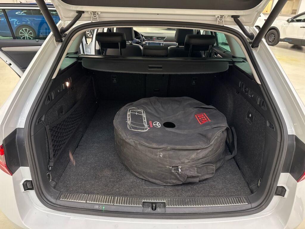 Skoda Superb 2017 Valkoinen