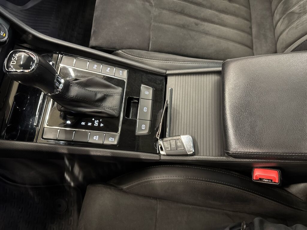 Skoda Superb 2017 Valkoinen