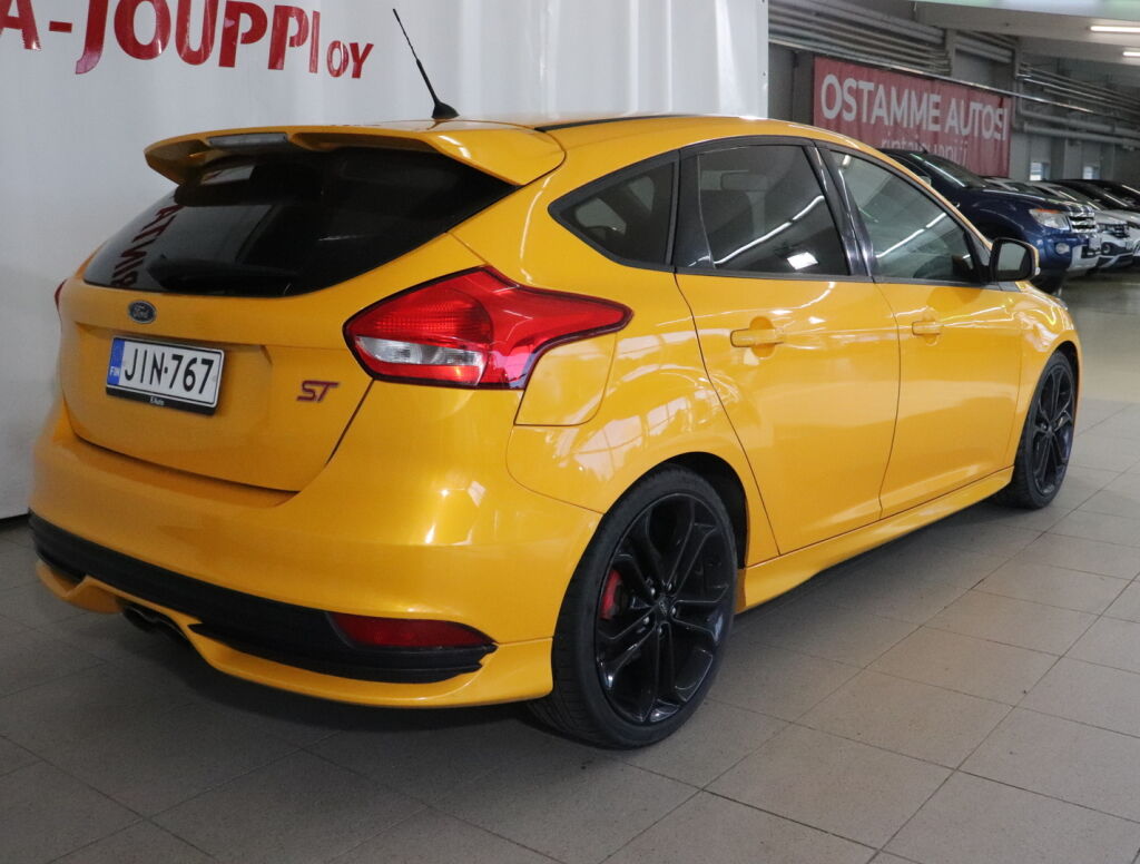 Ford Focus 2016 Keltainen