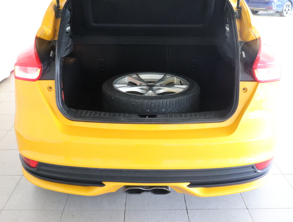 Ford Focus 2016 Keltainen