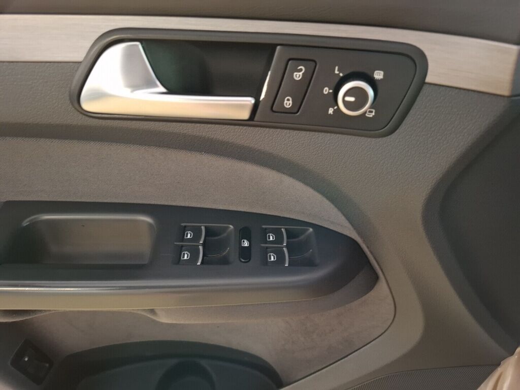 Volkswagen Touran 2011 Ruskea (beige)