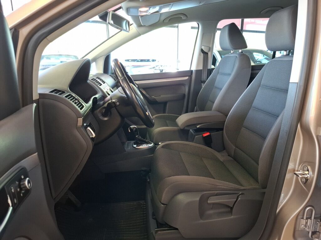 Volkswagen Touran 2011 Ruskea (beige)